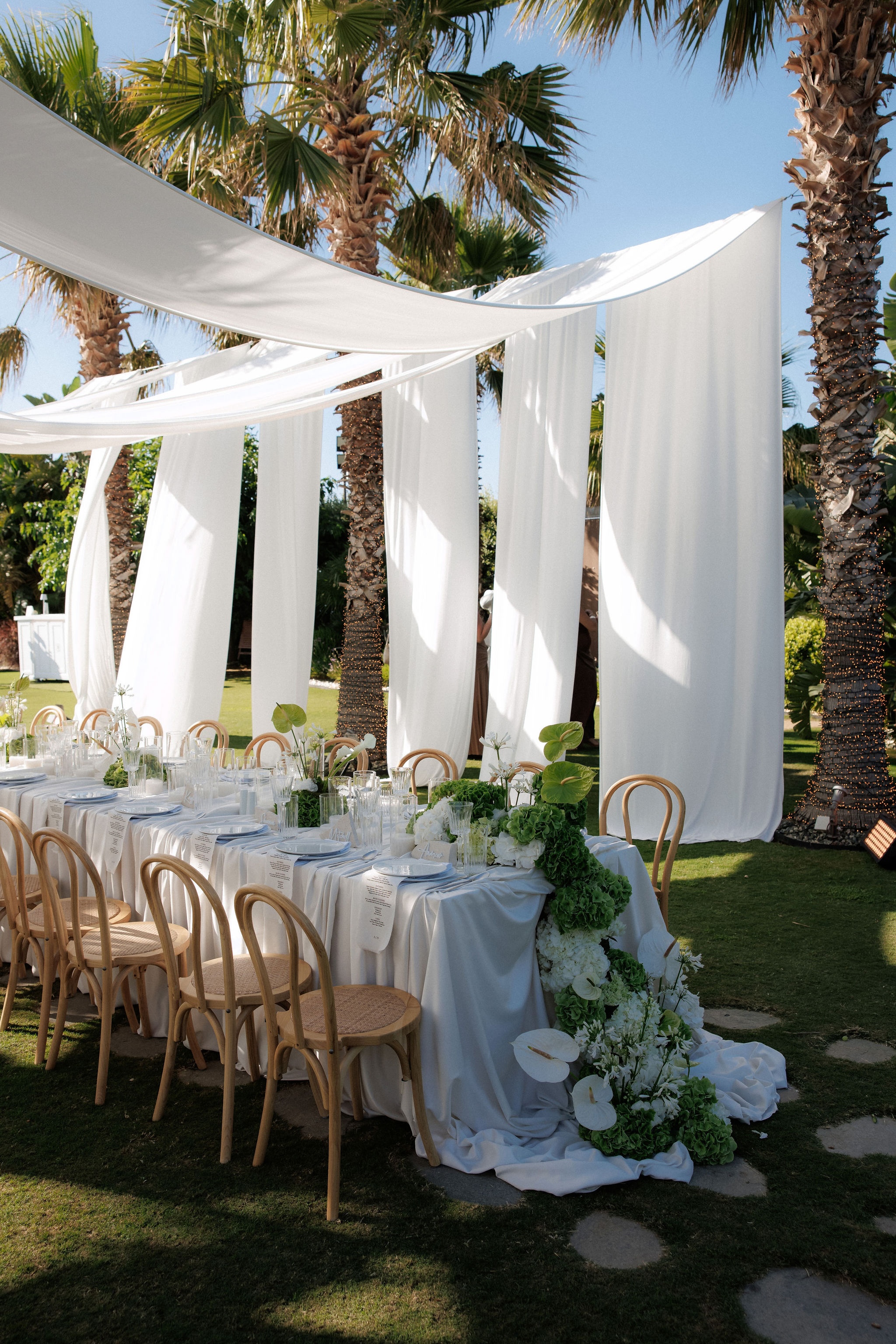 En Kipo Flower Creations, Wedding Table Decor. Photo Credit: White on Black Studio