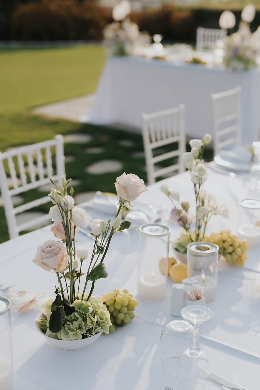 En Kipo Flower Creations, simple wedding table decor. Photo Credit: Fotis Sid Photography