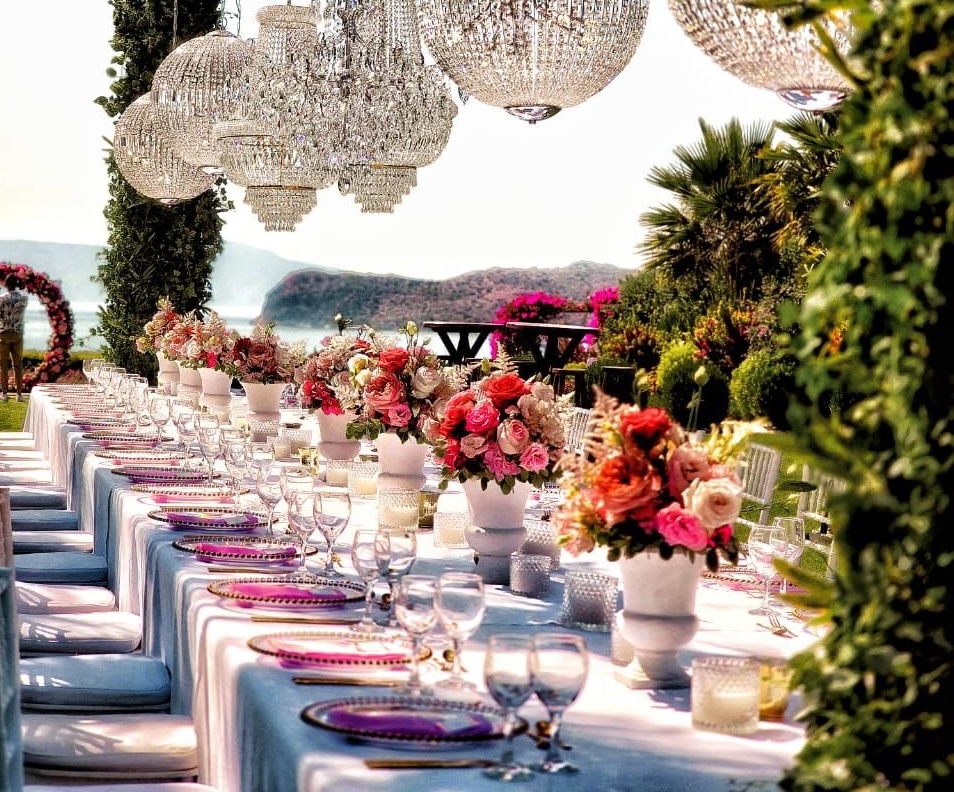 En Kipo Flower Creations, Wedding Florists Crete, colour flowers on wedding table